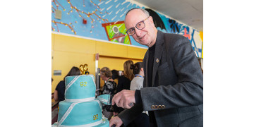 On October 8, Dr. Lawrence Rosenberg cut the anniversary cake in Carrefour Lea Polansky to commemorate the JGH’s 92nd anniversary, as well as the hospital’s designation as a centre hospitalier universitaire. (Click on this or any photo to enlarge it.)