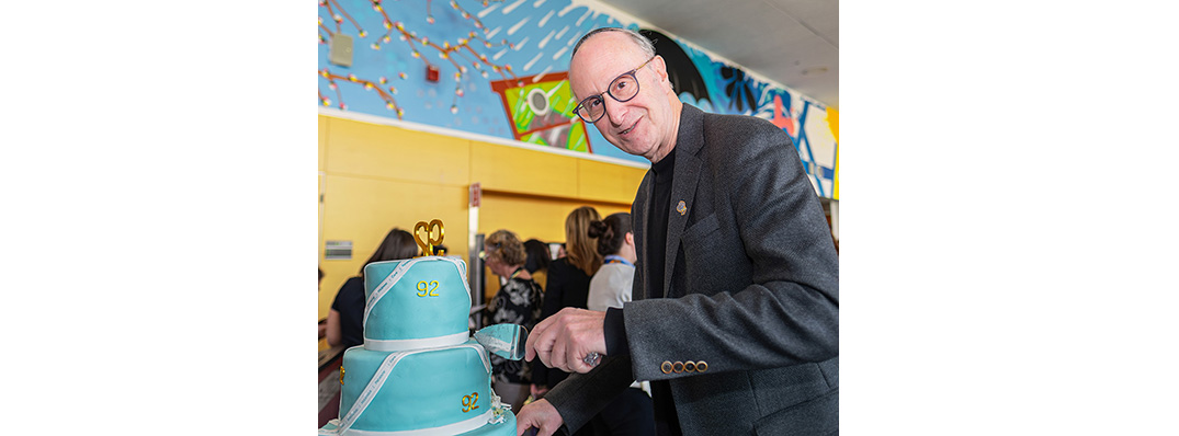 On October 8, Dr. Lawrence Rosenberg cut the anniversary cake in Carrefour Lea Polansky to commemorate the JGH’s 92nd anniversary, as well as the hospital’s designation as a centre hospitalier universitaire. (Click on this or any photo to enlarge it.)